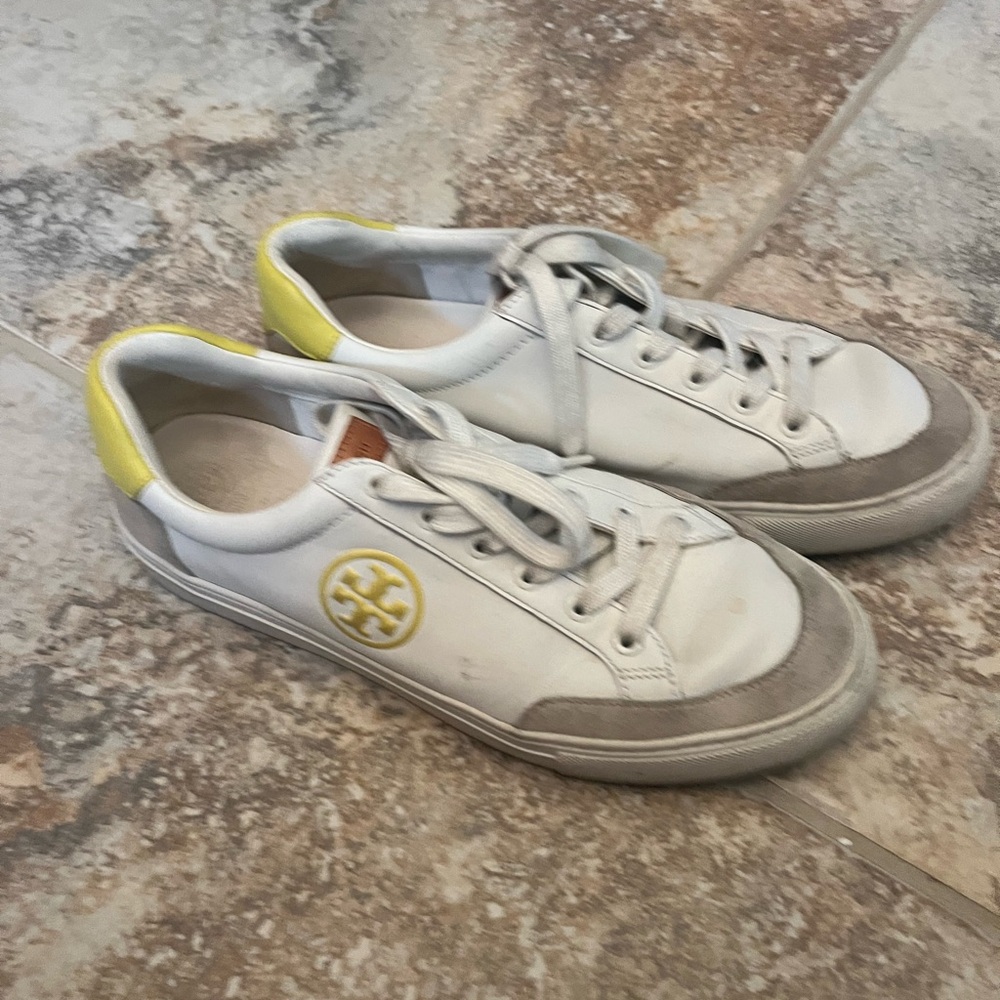 Women’s preowned Tory Burch sneakers Size 9